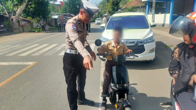 Ops Patuh Hari Ke-5, Satlantas Polres Bone Tertibkan Pengendara Sepeda Listrik Anak Dibawah Umur