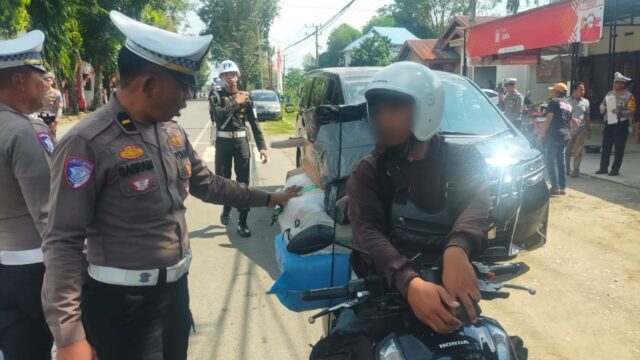 Ops Patuh, Polantas Bone: Catat! Bahaya Bawa Beban Overload di Motor, Bonceng Anak Wajib Pakai Helm